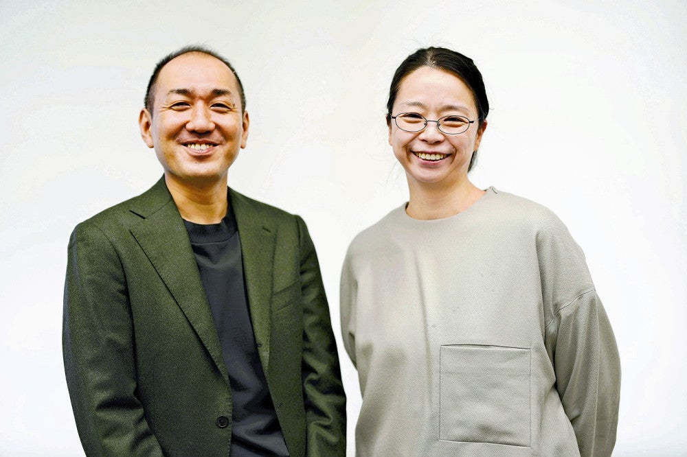 演出タッグ　上村聡史（左）と小川絵梨子＝若杉和希撮影