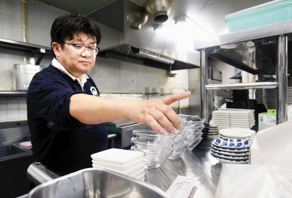 井筒屋店での営業再開に向け、準備を進める竹中さん（１６日、北九州市小倉北区の小倉井筒屋で）＝田中勝美撮影