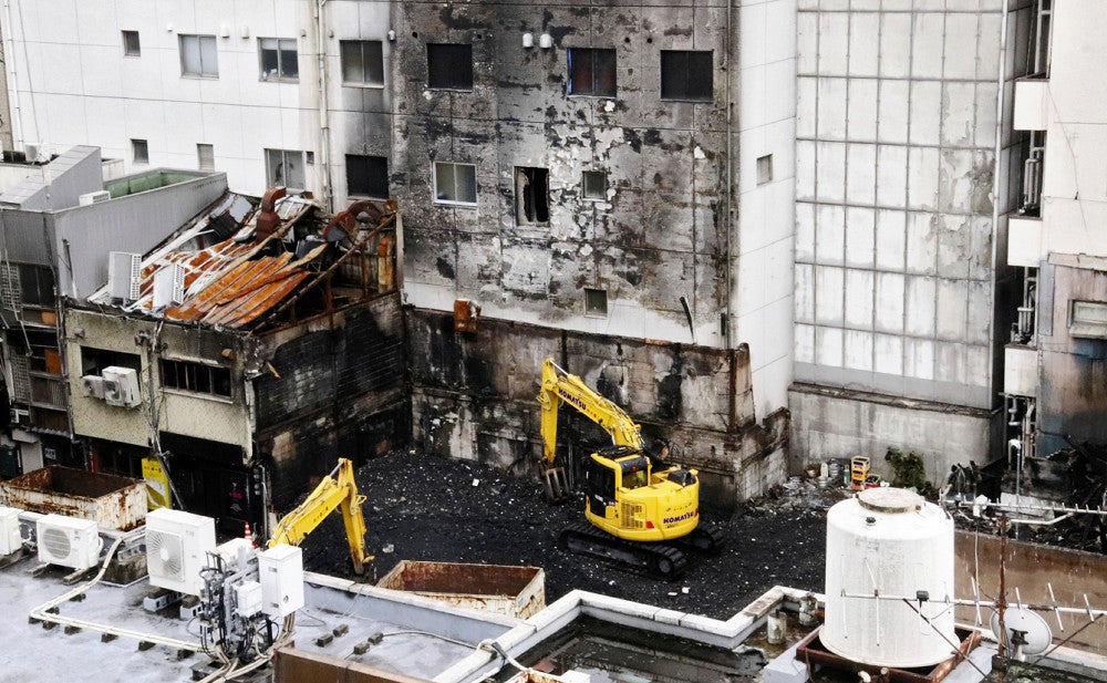 がれきの撤去作業が進む火災現場（２４日、北九州市小倉北区で）＝山崎祥太撮影