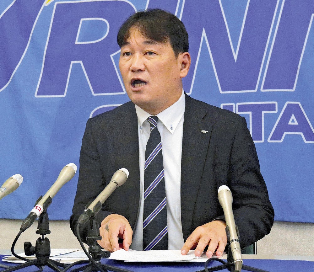 記者会見で決算について説明する小沢社長