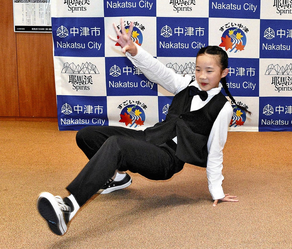 演技を披露する徳永さん
