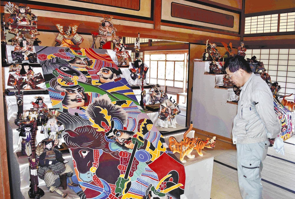 展示されている武者人形などの段飾り