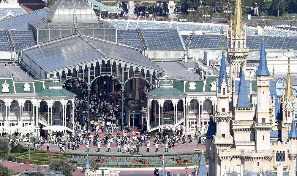 東京ディズニーランドのシンデレラ城の付近に集まる人たち（千葉県浦安市で、読売ヘリから）