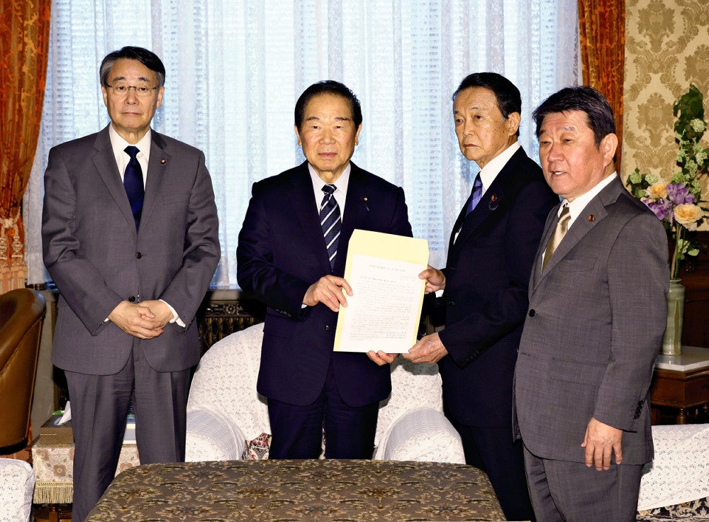 皇族数の安定確保に向けた党見解を額賀衆院議長（右から３人目）に提出する自民党の麻生副総裁（同２人目）と茂木幹事長（右）（２６日午前１１時２９分、国会で）＝川口正峰撮影