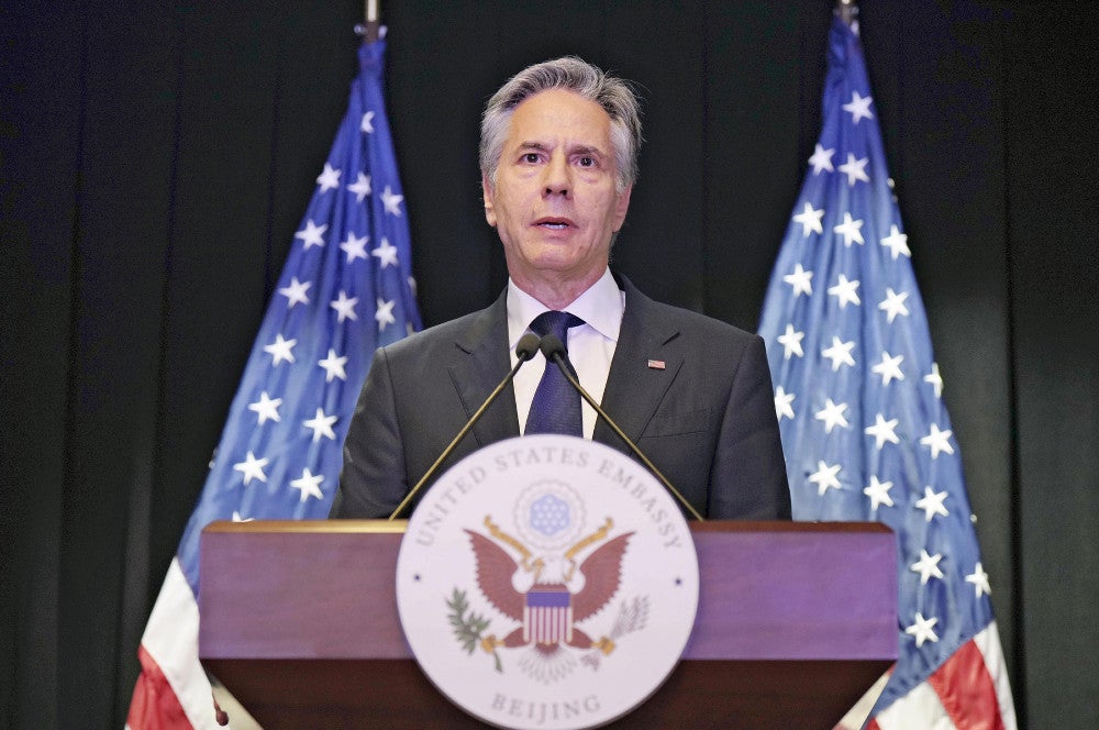 中国の習近平国家主席と会談後、記者会見するブリンケン米国務長官（２６日、北京で）＝大原一郎撮影