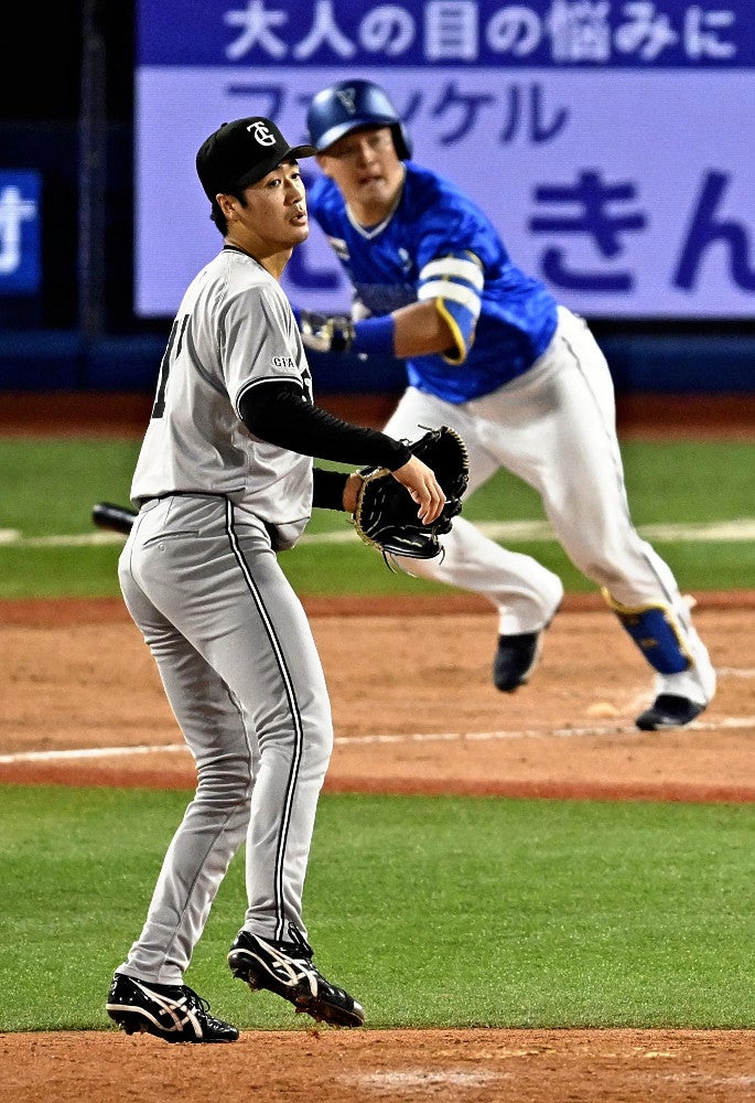 ８回１死２塁、牧（奥）に勝ち越しの適時２塁打を浴びた西舘（２６日）＝武藤要撮影