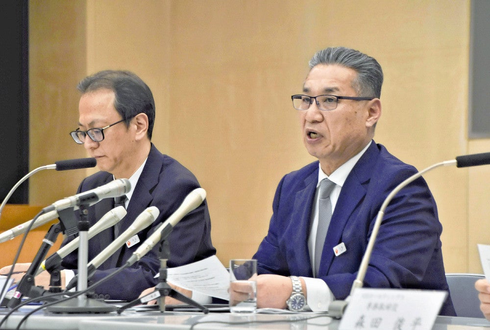 記者会見する川越頭取（右）と内田常務（２６日、山形市旅篭町で）