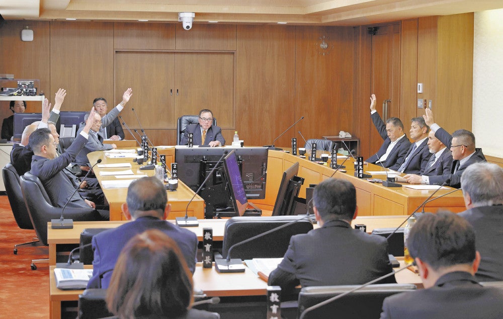 原子力対策特別委員会で文献調査の受け入れの請願を採択する議員ら（２５日午前、佐賀県玄海町で）＝佐伯文人撮影