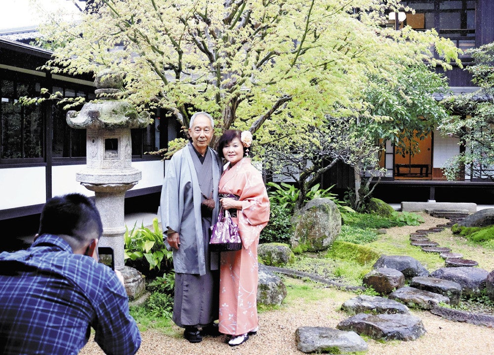 着物姿で記念写真に納まる台湾からの観光客（８日、山口市の「山口市菜香亭」で）