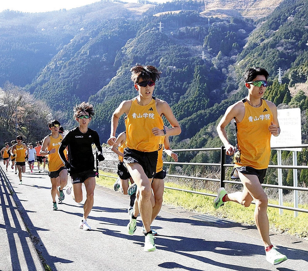 自然豊かなダム湖畔を走る青山学院大の選手たち（３月、熊本県水上村で）