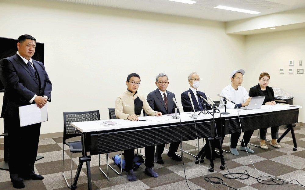 反対団体の設立記者会見を行う発起人ら（２６日、山梨県富士吉田市で）