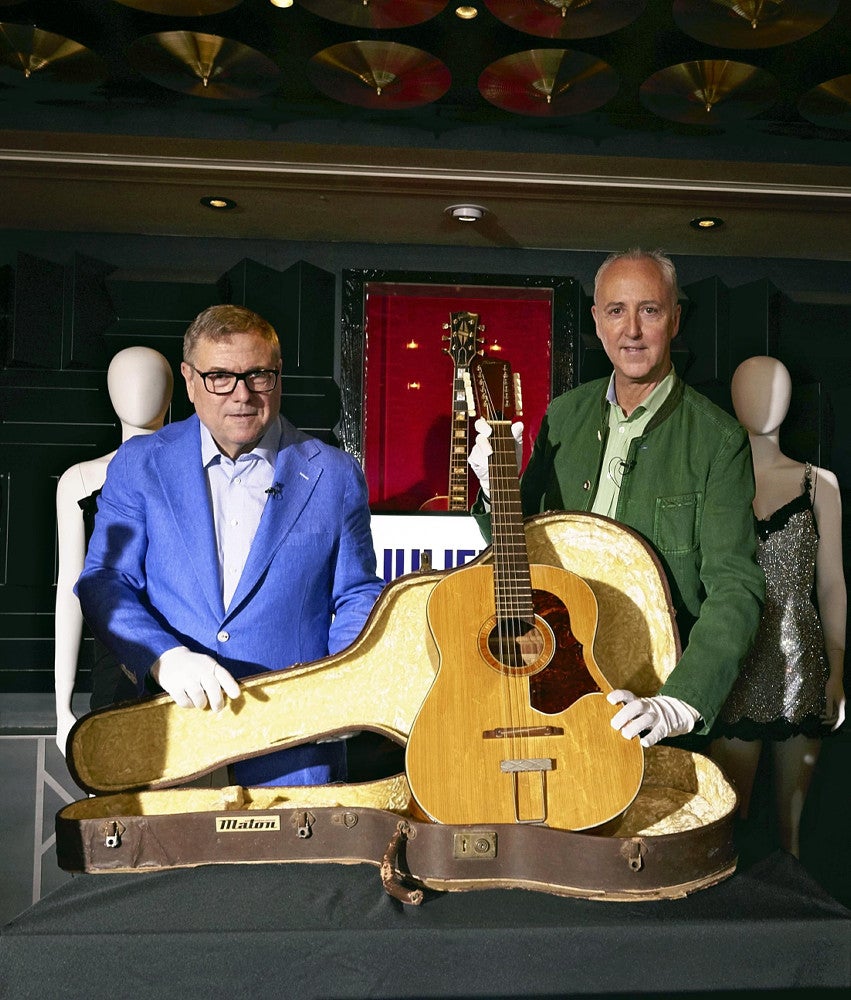 ５月のオークションに出品されるジョン・レノンさんのギター（Ｊｕｌｉｅｎ’ｓ　Ａｕｃｔｉｏｎｓ，　Ｂｅａｔｌｅｓ　ａｒｃｈｉｖａｌ　ｐｈｏｔｏｓ：　Ｂｅａｔｌｅｓ　Ｐｈｏｔｏ　Ｌｉｂｒａｒｙ）