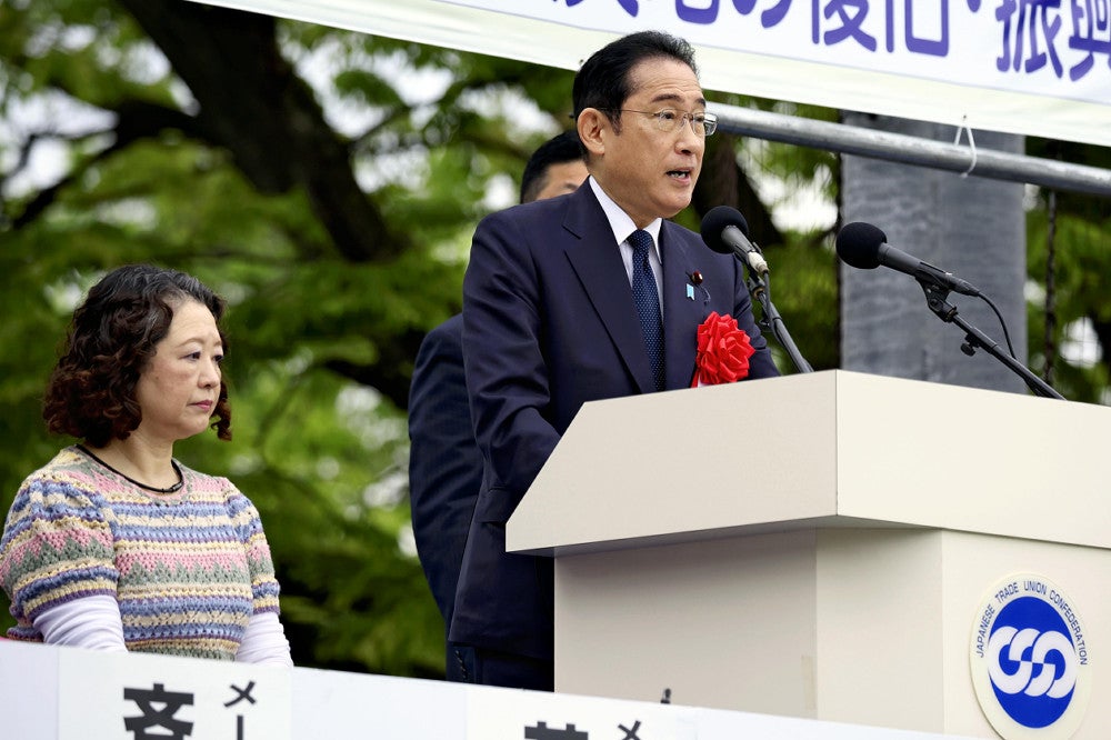 連合主催のメーデー中央大会に臨む岸田首相（右）と連合の芳野会長（２７日午前、東京都渋谷区で）＝大金史典撮影