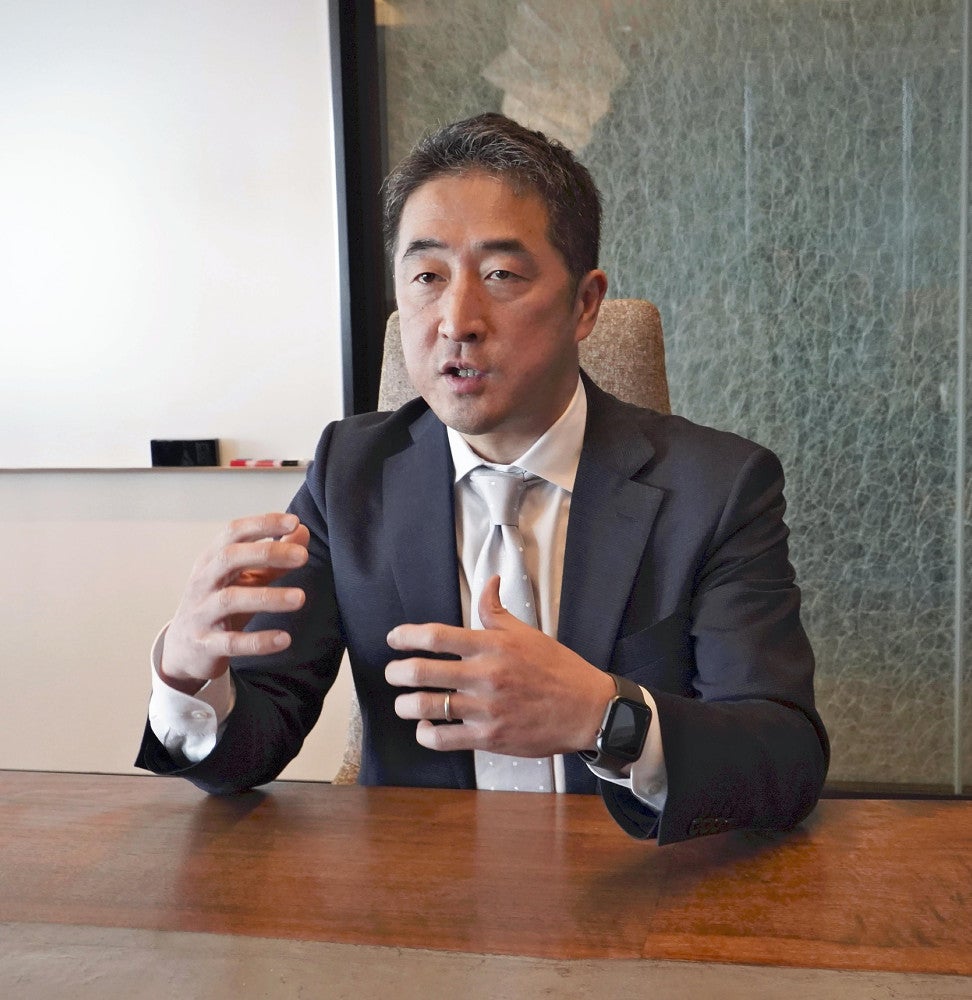 インタビューに応じるＸの松山氏（２５日、東京都内で）