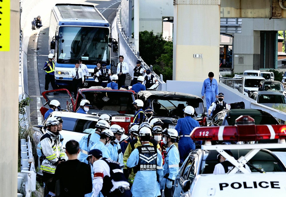 福岡都市高速・千代出口付近の事故現場（２７日午後、福岡市博多区で）＝浦上太介撮影