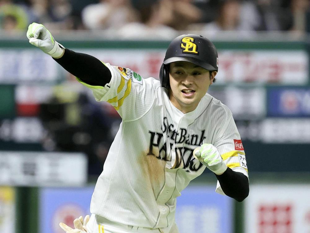 １０回、川瀬がサヨナラ打を放ち、ベンチに向かってガッツポーズ（２７日）