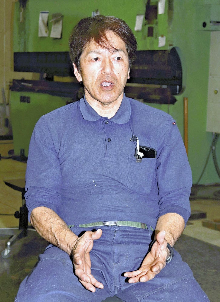 仕事帰りに妻の墓参りを欠かさない小西さん。「桜を見ても『一緒に見たい』と思う。声を聞きたい思いが消えない」（１５日、高岡市で）