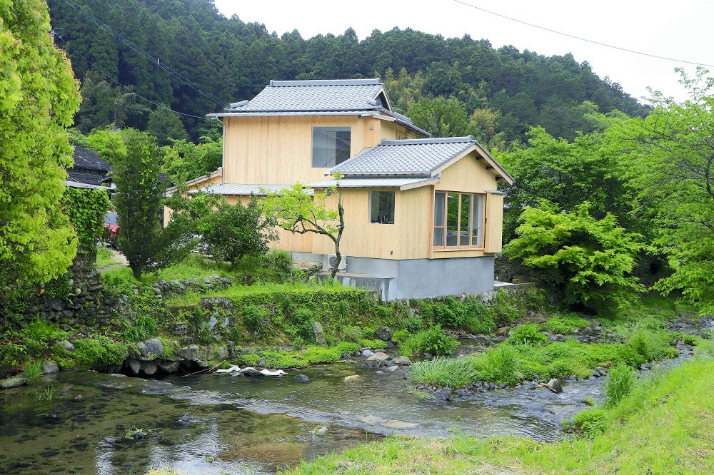 川沿いの民家を改装した「ＨＨＨ　Ｐｒｏｊｅｃｔ」