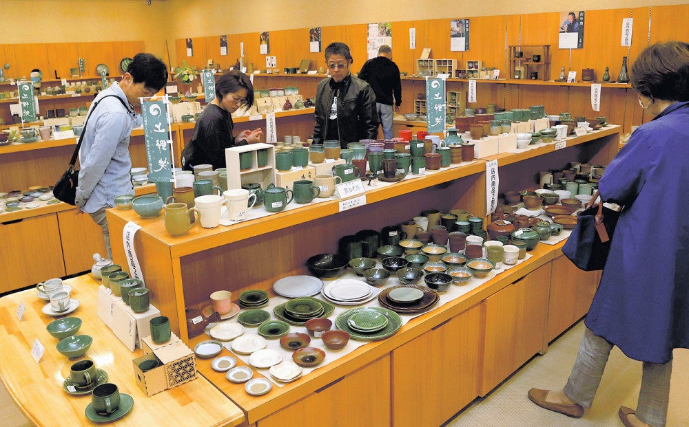 多彩な作品が並ぶ上野の里ふれあい交流会館の会場