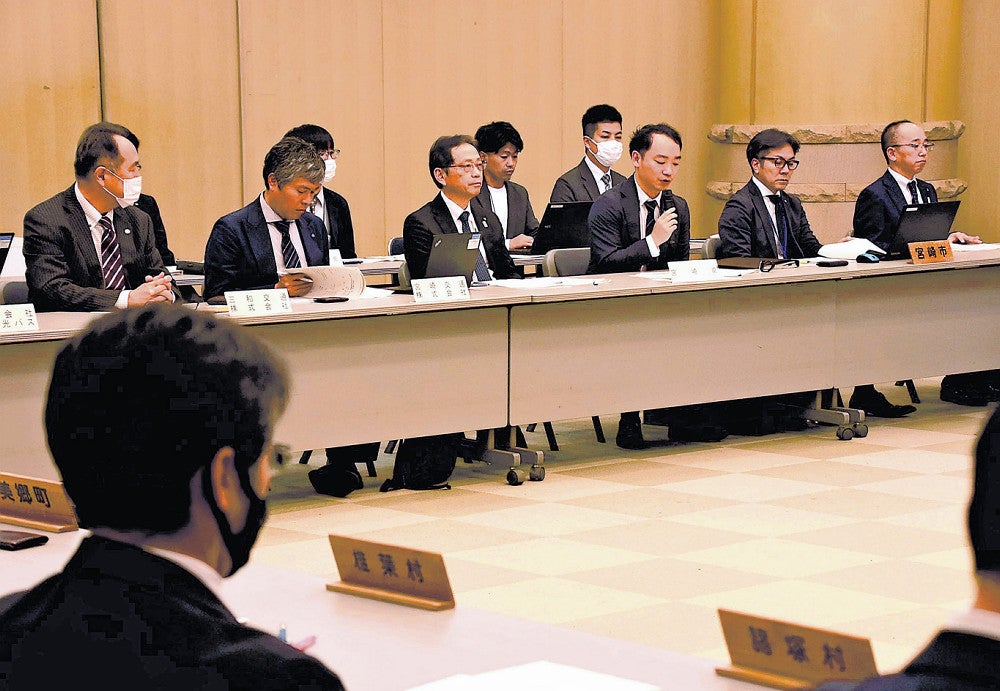 初会合で今後の方針を確認する出席者ら
