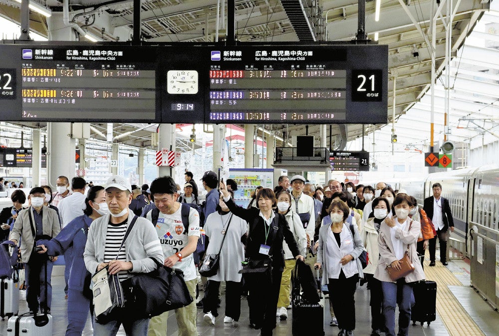 旅行客らで混雑する新幹線のホーム（岡山市北区で）