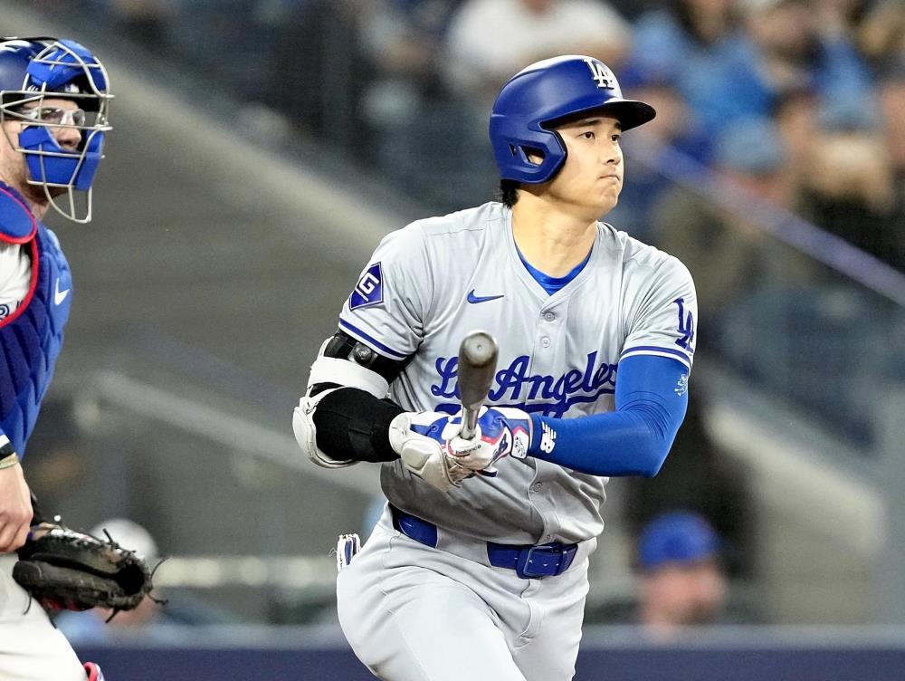 菊池雄星から右前適時打を放った大谷翔平＝２７日、ＵＳＡトゥデー