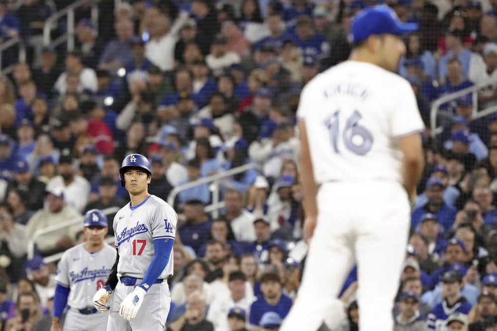 ２回、一塁上から菊池雄星を見るドジャース・大谷翔平（２７日、トロントで）＝ＡＰ