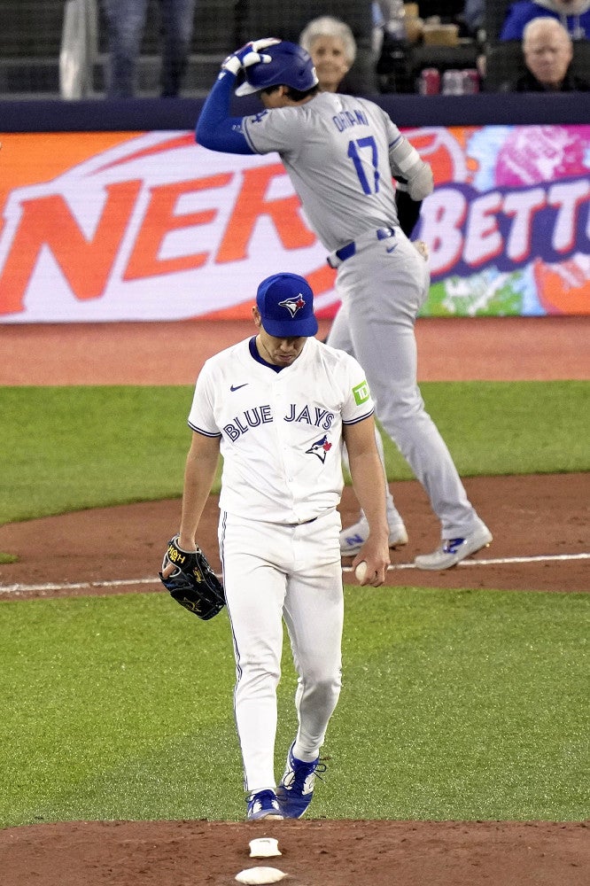 ４回、大谷を三振に打ち取ったブルージェイズ・菊池雄星（２７日、トロントで）＝ＡＰ