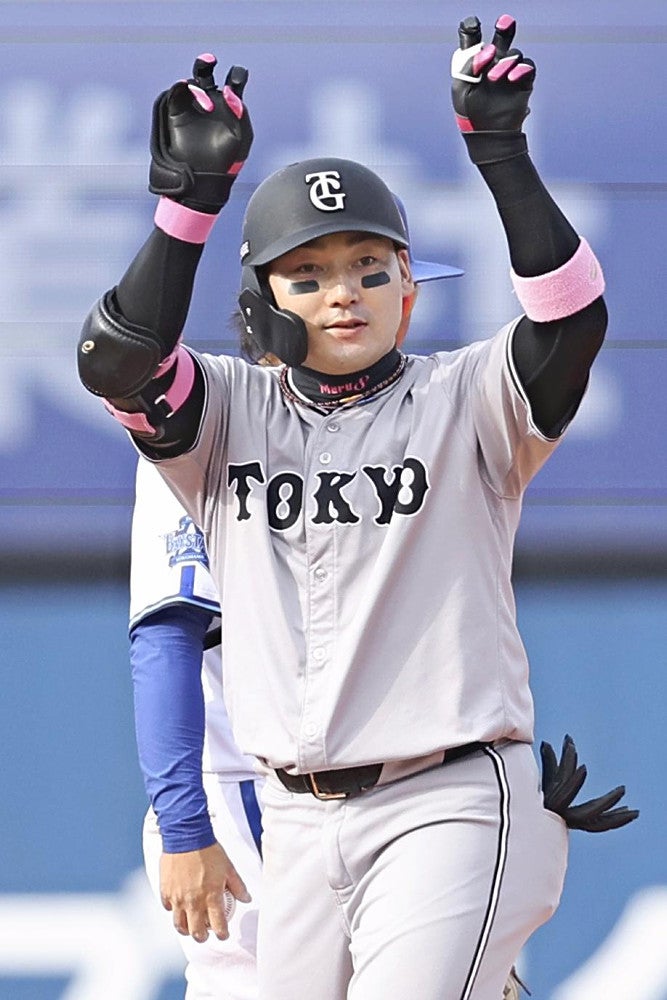 ６回２死２塁、勝ち越しとなる２塁打を放ち、ベンチに向かってポーズをとる丸（２８日）＝黒瀬祐生撮影