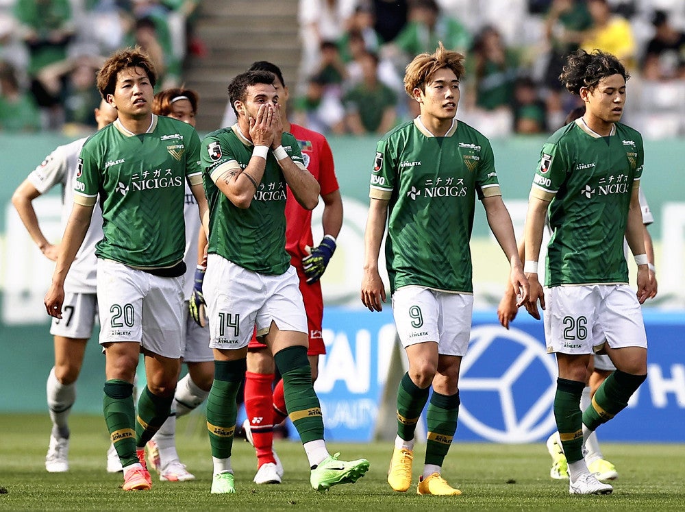 スコアレスドローで試合を終えた東京Ｖの選手たち（２８日）＝桐山弘太撮影