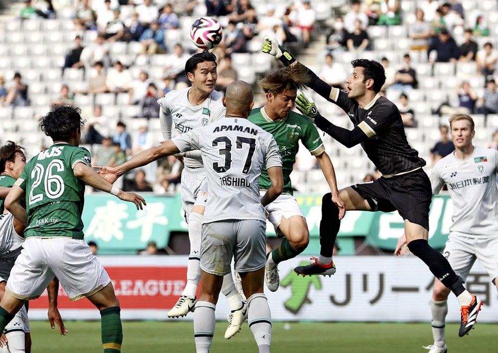 後半、好セーブをみせる東京ＶのＧＫ・マテウス（右から２人目）（２８日）＝桐山弘太撮影