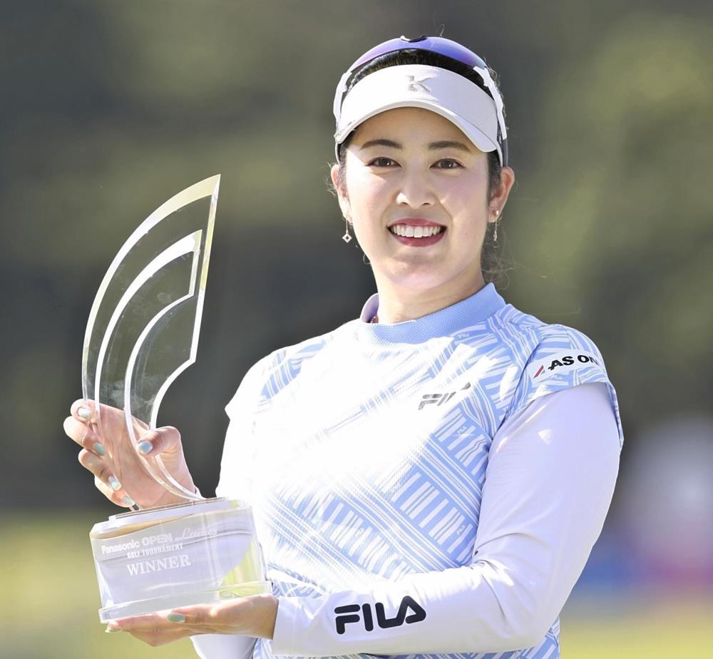 ツアー初優勝を果たし、笑顔を見せる天本ハルカ（２８日）