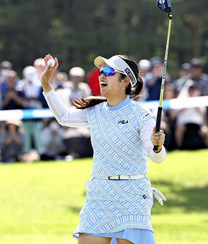 ツアー初優勝を決め、喜ぶ天本ハルカ（２８日）