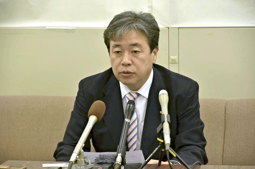 くら替え出馬を断念することを表明した鶴保氏（和歌山市で）