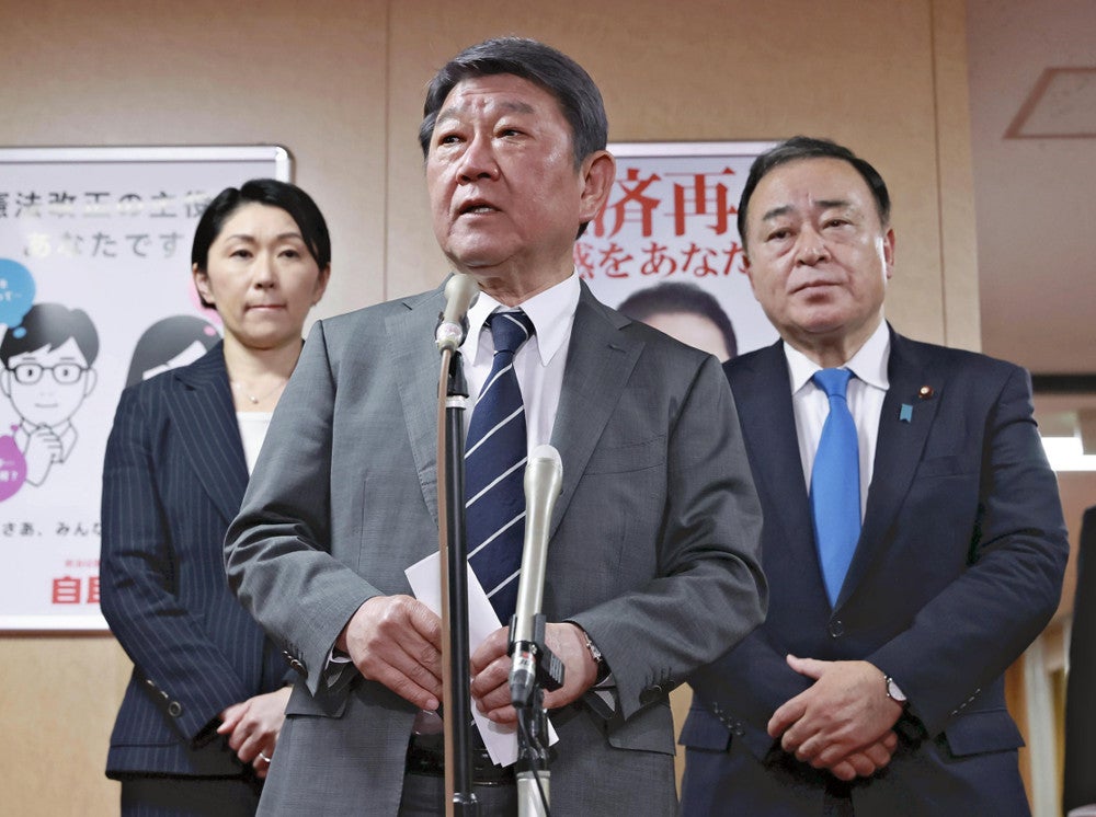 補欠選挙の結果を受け、報道陣の質問に答える自民党の茂木幹事長（中央）と小渕選挙対策委員長（左）ら（２８日午後８時１分、自民党本部で）＝横山就平撮影