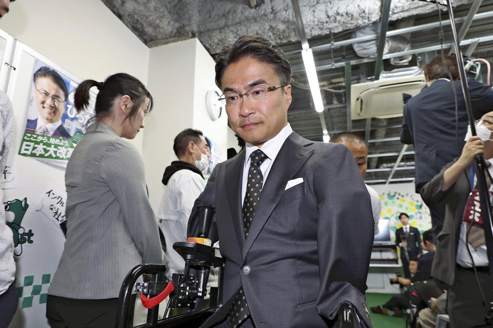 記者会見を終えて事務所を出る乙武洋匡さん（２８日午後８時２８分、江東区で）＝後藤嘉信撮影