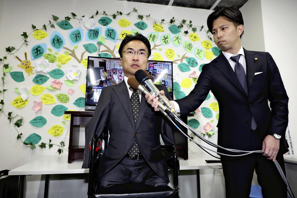 敗戦の弁を述べる乙武洋匡さん（２８日午後８時５分、江東区で）＝後藤嘉信撮影