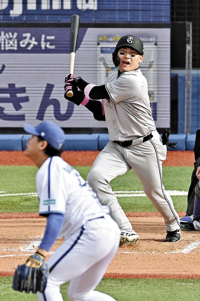 ６回２死２塁、丸が勝ち越しとなる適時２塁打を放つ（投手・上茶谷）＝若杉和希撮影