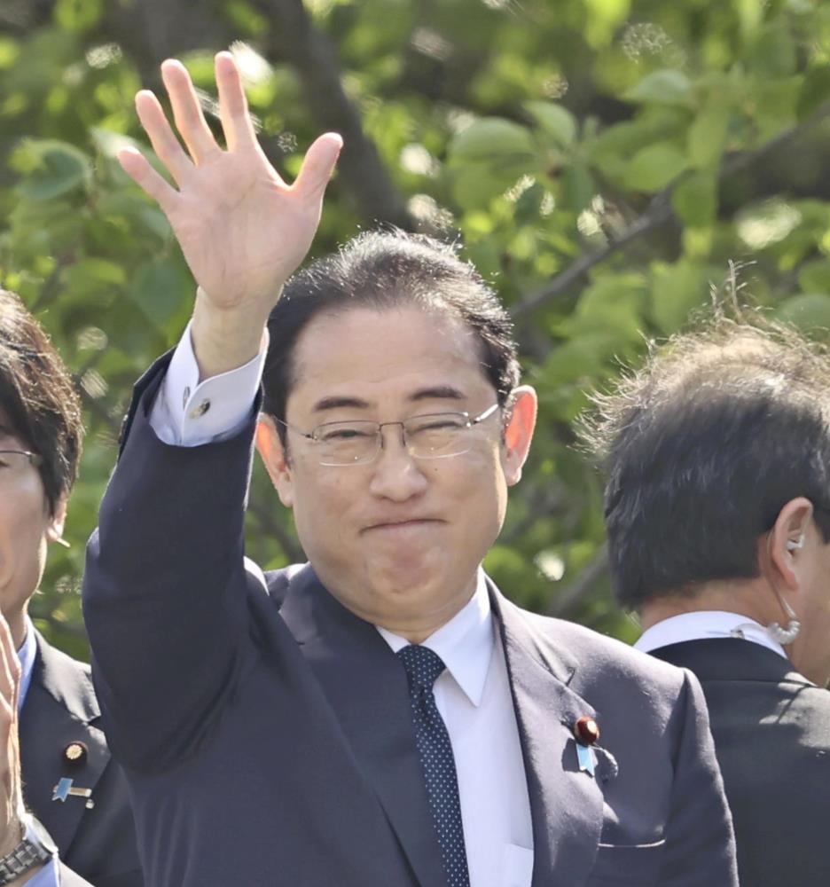 衆院島根１区補選の応援演説に訪れ、聴衆に手を振る岸田首相（２７日午後、松江市で）＝東直哉撮影