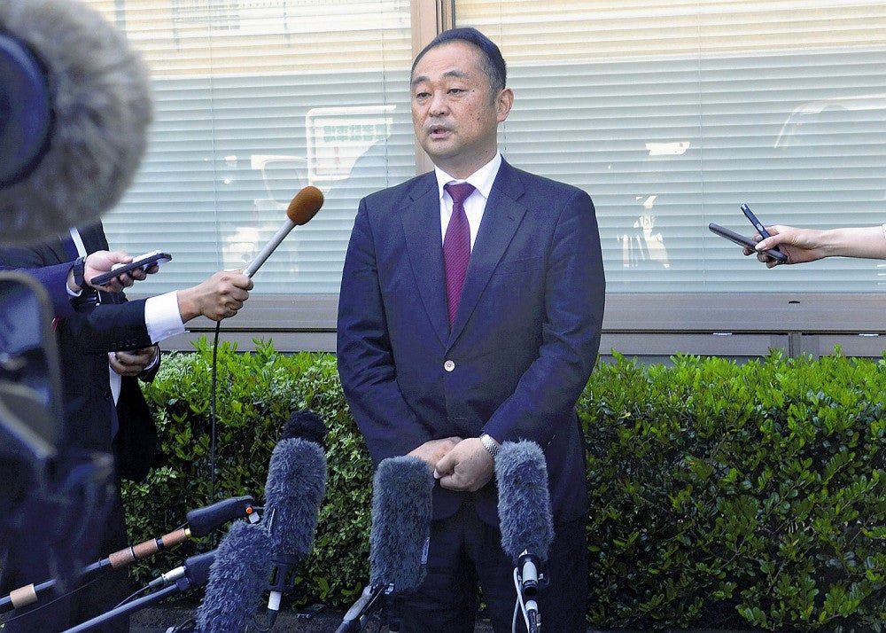 自民党支部の会合で謝罪後、取材に応じる宮沢博行氏（２８日、静岡県袋井市で）