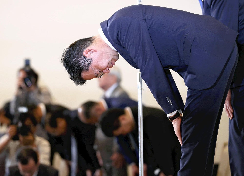 支援者に頭を下げる錦織さん（２８日午後８時１３分、松江市で）＝吉野拓也撮影