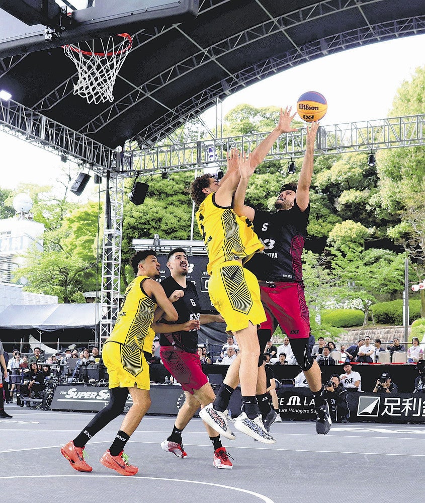果敢に攻めるブレックス・エグゼの選手（２７日午後、宇都宮市で）
