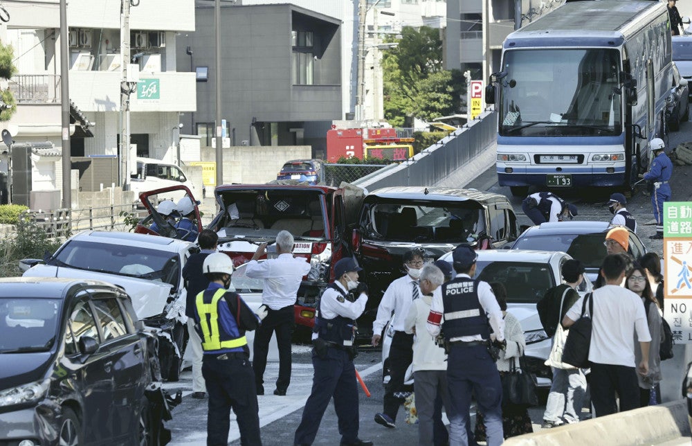 福岡都市高速・千代出口付近の事故現場（２７日午後３時２３分、福岡市博多区で）＝浦上太介撮影