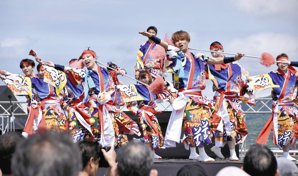 踊りを披露する参加者たち