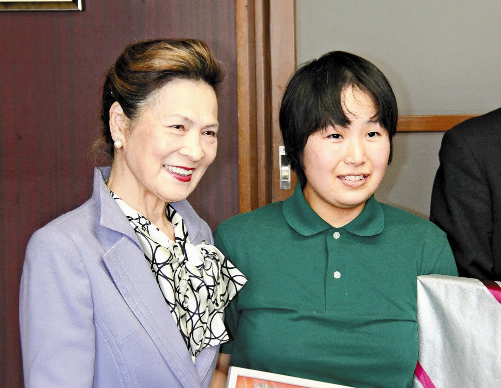 贈呈式で笑顔を見せる蔵重さん（左）と久米さん