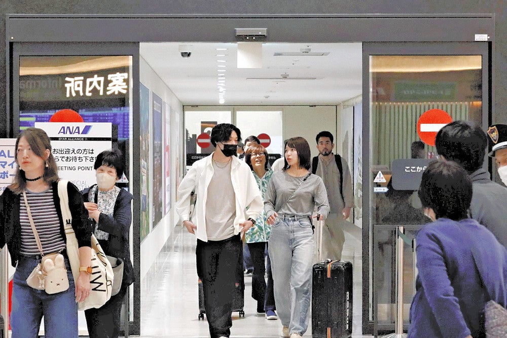 多くの帰省客らが到着した熊本空港