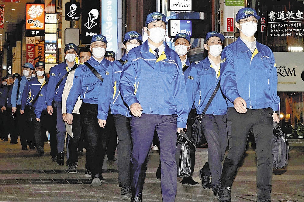 立ち入り調査に向かう警察官ら