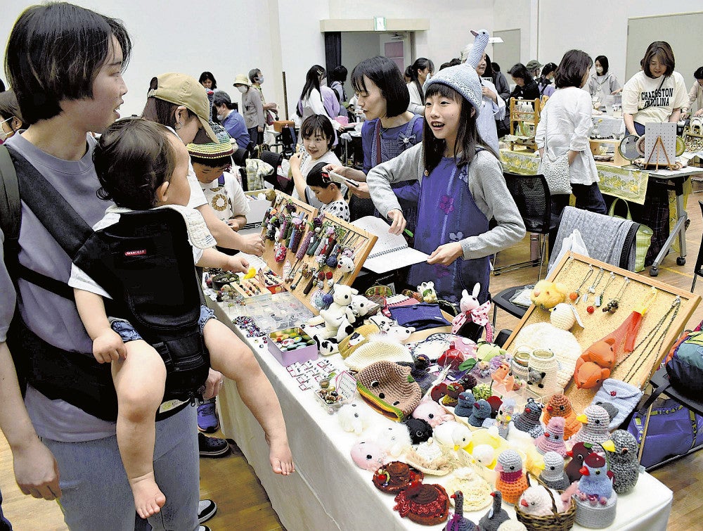 手作り雑貨などが並ぶ会場（枚方市で）