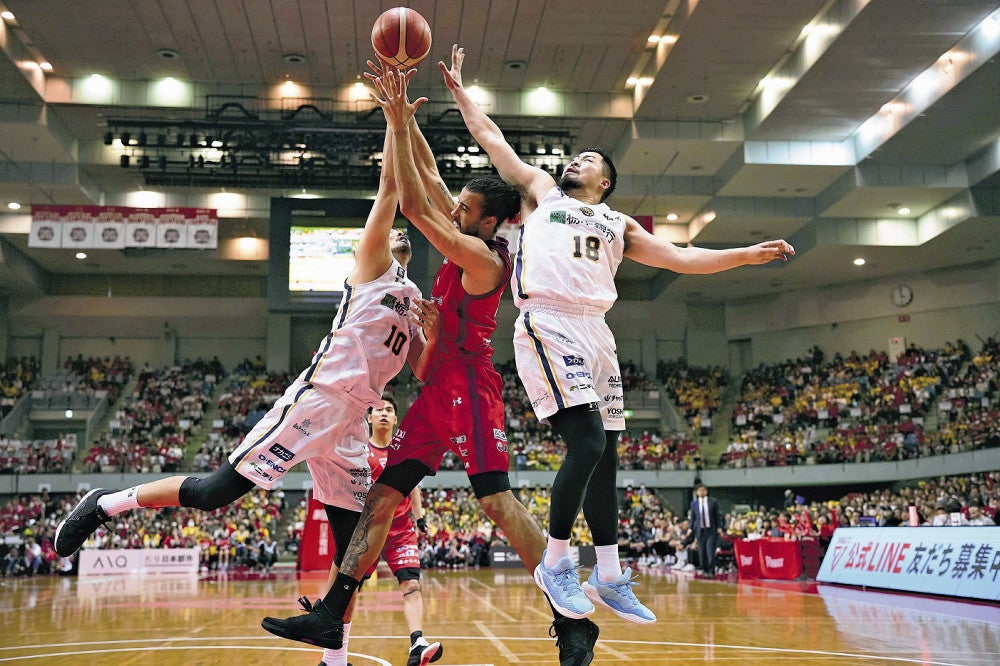 第２クオーター、堅い守備で相手のシュートを防ぐブレックスの選手たち（いずれも２８日、千葉市で）＝いずれもＢリーグ提供