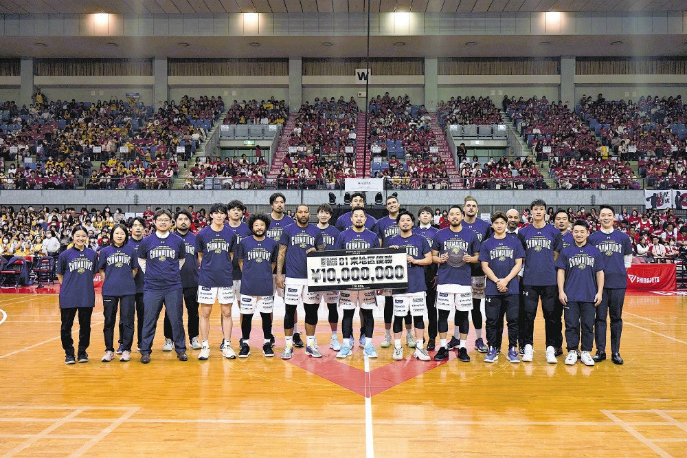 ３季ぶり３度目の東地区優勝を決めたブレックスの選手ら
